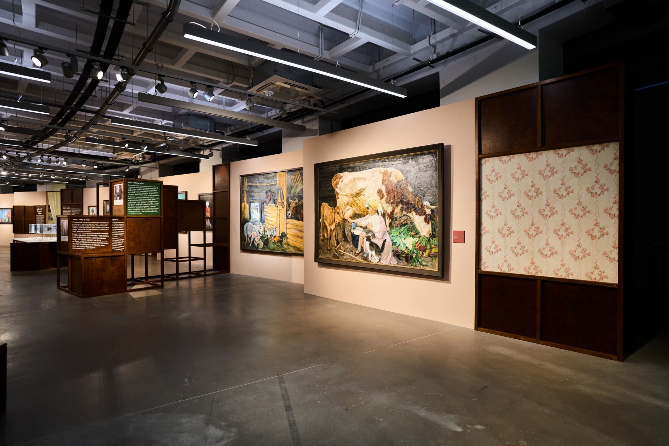 Занятие на русском жестовом языке для глухих и слабослышащих посетителей по выставке «Детство. Мечты»